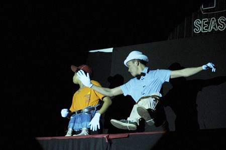 Xem màn nhảy moon walk bằng tay cực độc của SV - 4 Xem màn nhảy moon walk bằng tay cực độc của SV