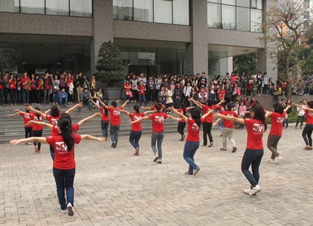 Sinh viên Ngoại thương nhảy flashmob mừng 26/3 - 1 Sinh viên Ngoại thương nhảy flashmob mừng 26/3