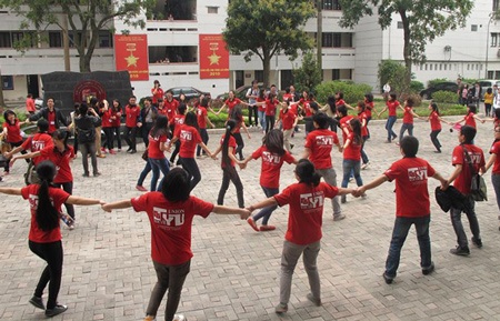 Sinh viên Ngoại thương nhảy flashmob mừng 26/3 - 2 Sinh viên Ngoại thương nhảy flashmob mừng 26/3