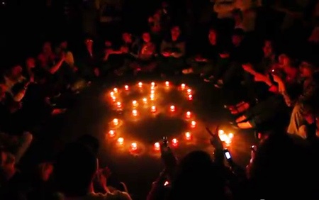 Clip giới trẻ Hà Thành hát tưng bừng dưới ánh nến