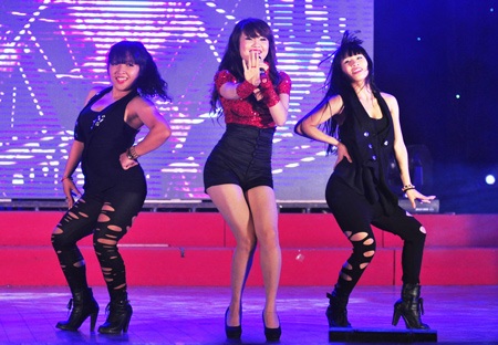 Em gái Công Vinh khoe chân thon trong vũ đạo sexy - 5 Em gái Công Vinh khoe chân thon trong vũ đạo sexy