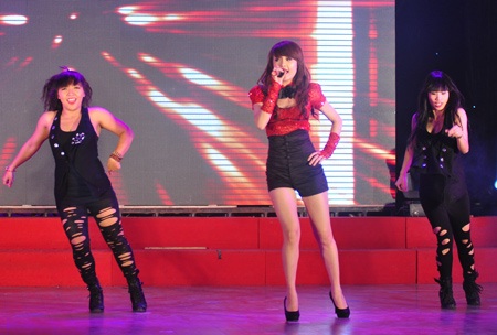 Em gái Công Vinh khoe chân thon trong vũ đạo sexy - 2 Em gái Công Vinh khoe chân thon trong vũ đạo sexy