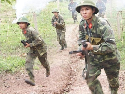 Lính trẻ miệt mài học đánh trận - 1 Lính trẻ miệt mài học đánh trận