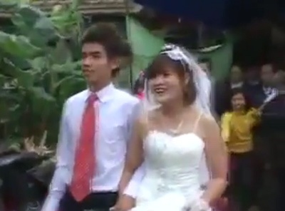 Cộng đồng mạng chúc phúc đám rước dâu bằng… trâu