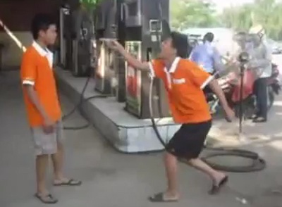 SV vui nhộn với clip chế “Chỉ vì xăng tăng” - 2 SV vui nhộn với clip chế “Chỉ vì xăng tăng”