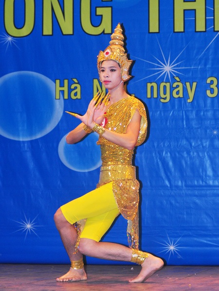 Ấn tượng nam sinh múa Chăm tại Nét đẹp Tràng An - 2 Ấn tượng nam sinh múa Chăm tại Nét đẹp Tràng An