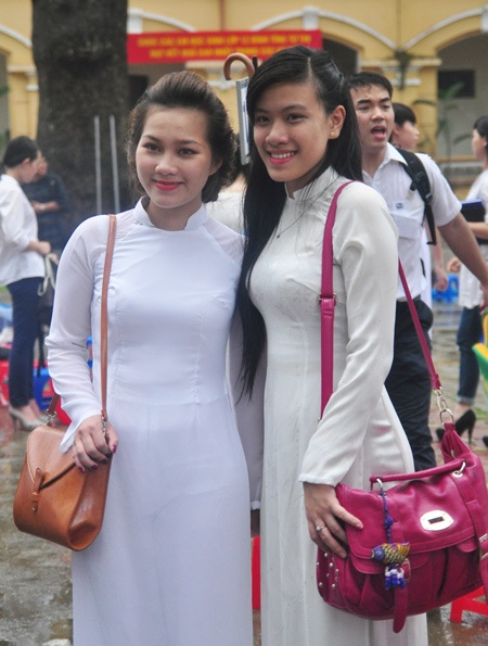 Nữ sinh Chu Văn An chia tay giữa trời mưa