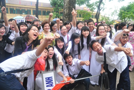 Nữ sinh Chu Văn An chia tay giữa trời mưa