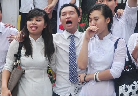 Nữ sinh Chu Văn An chia tay giữa trời mưa