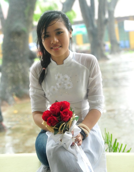 Nữ sinh Chu Văn An chia tay giữa trời mưa