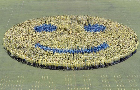 Phá kỷ lục thế giới với hình mặt cười “khủng”