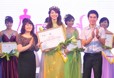 Cao như “siêu mẫu”, nữ sinh đăng quang Hoa khôi du lịch - 11 Cao như “siêu mẫu”, nữ sinh đăng quang Hoa khôi du lịch