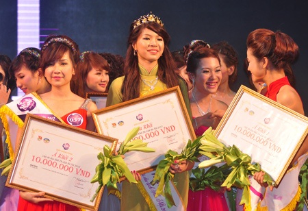 Cao như “siêu mẫu”, nữ sinh đăng quang Hoa khôi du lịch - 12 Cao như “siêu mẫu”, nữ sinh đăng quang Hoa khôi du lịch