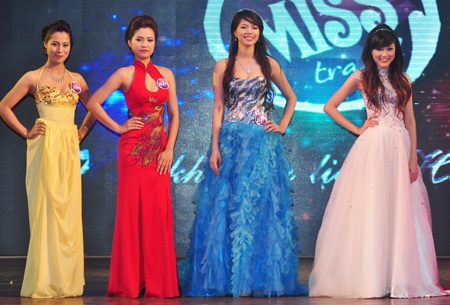 Cao như “siêu mẫu”, nữ sinh đăng quang Hoa khôi du lịch - 10 Cao như “siêu mẫu”, nữ sinh đăng quang Hoa khôi du lịch