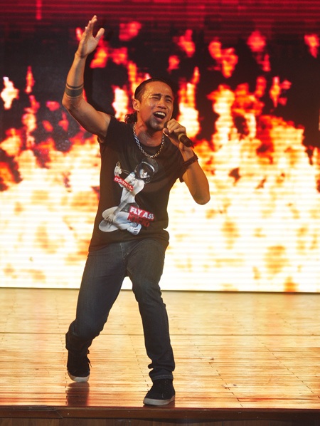 Rocker Anh Khoa, Yanbi và Mr T “đốt cháy” sân khấu SV - 6 Rocker Anh Khoa, Yanbi và Mr T “đốt cháy” sân khấu SV