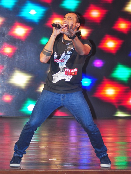 Rocker Anh Khoa, Yanbi và Mr T “đốt cháy” sân khấu SV - 4 Rocker Anh Khoa, Yanbi và Mr T “đốt cháy” sân khấu SV