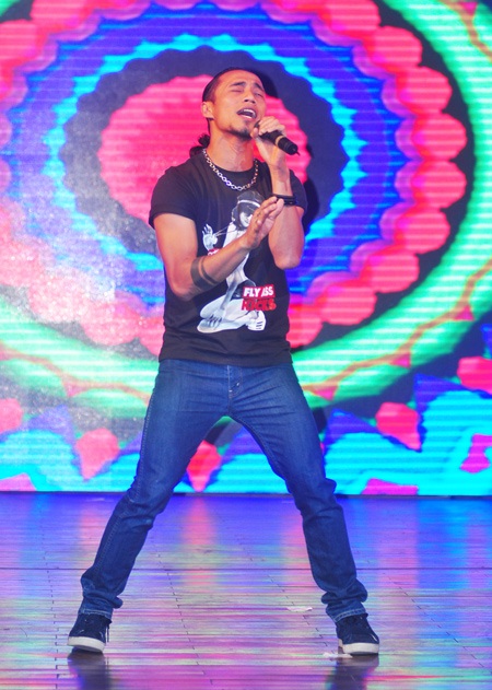 Rocker Anh Khoa, Yanbi và Mr T “đốt cháy” sân khấu SV - 1 Rocker Anh Khoa, Yanbi và Mr T “đốt cháy” sân khấu SV