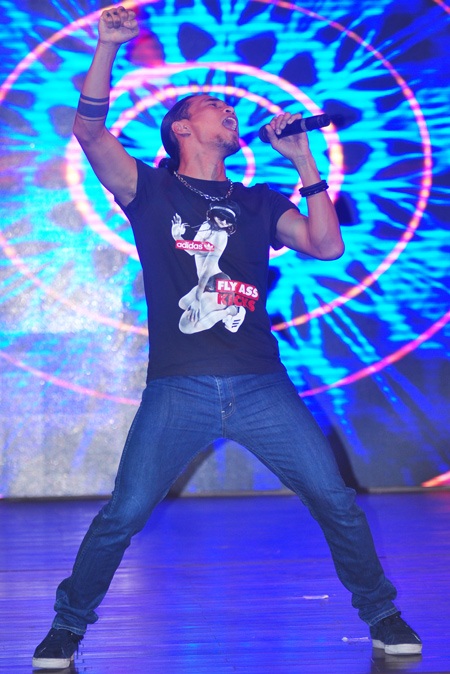 Rocker Anh Khoa, Yanbi và Mr T “đốt cháy” sân khấu SV - 8 Rocker Anh Khoa, Yanbi và Mr T “đốt cháy” sân khấu SV