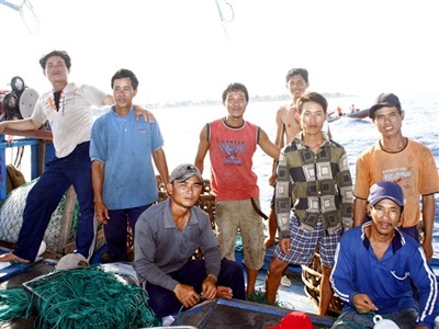Cùng ngư dân trẻ đánh cá giữa Trường Sa - 1 Cùng ngư dân trẻ đánh cá giữa Trường Sa - 1