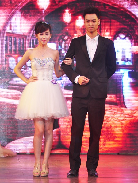 Ngắm nhìn nữ sinh kiêu sa trong “dạ tiệc hoàng cung” - 1 Ngắm nhìn nữ sinh kiêu sa trong “dạ tiệc hoàng cung”