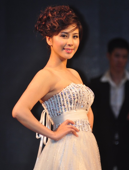 Ngắm nhìn nữ sinh kiêu sa trong “dạ tiệc hoàng cung” - 9 Ngắm nhìn nữ sinh kiêu sa trong “dạ tiệc hoàng cung”