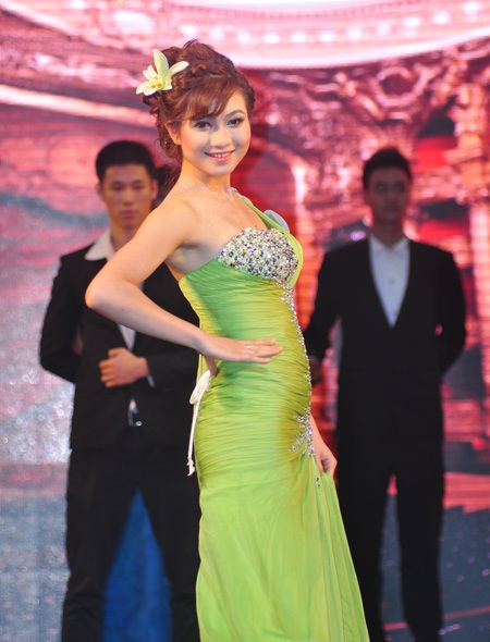 Ngắm nhìn nữ sinh kiêu sa trong “dạ tiệc hoàng cung” - 8 Ngắm nhìn nữ sinh kiêu sa trong “dạ tiệc hoàng cung”