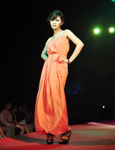 Nữ sinh Ngoại thương sải bước chuyên nghiệp trên sàn catwalk - 4 Nữ sinh Ngoại thương sải bước chuyên nghiệp trên sàn catwalk