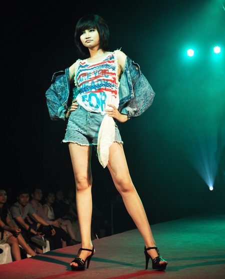 Nữ sinh Ngoại thương sải bước chuyên nghiệp trên sàn catwalk - 13 Nữ sinh Ngoại thương sải bước chuyên nghiệp trên sàn catwalk