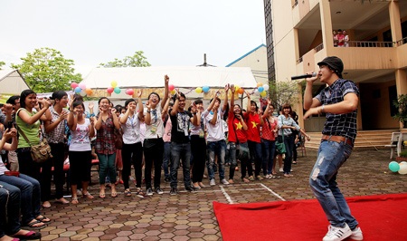 “Sao trẻ” Đinh Mạnh Ninh thổi lửa ngày hội đổi đồ SV