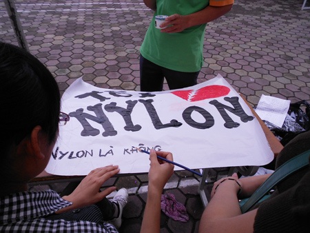 “Sao trẻ” Đinh Mạnh Ninh thổi lửa ngày hội đổi đồ SV