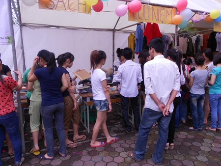 “Sao trẻ” Đinh Mạnh Ninh thổi lửa ngày hội đổi đồ SV