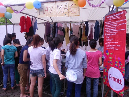 “Sao trẻ” Đinh Mạnh Ninh thổi lửa ngày hội đổi đồ SV