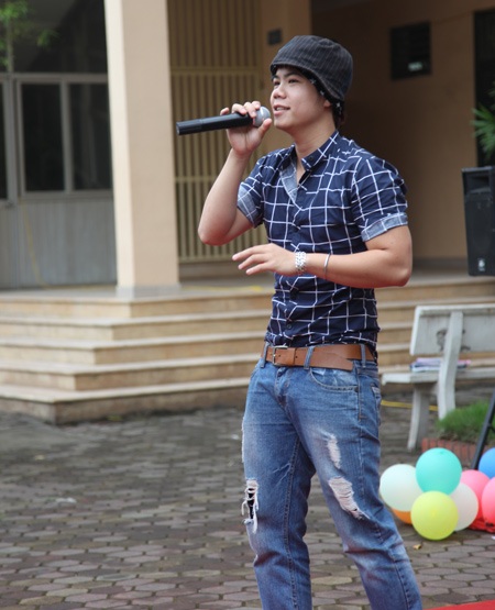 “Sao trẻ” Đinh Mạnh Ninh thổi lửa ngày hội đổi đồ SV