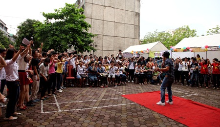 “Sao trẻ” Đinh Mạnh Ninh thổi lửa ngày hội đổi đồ SV