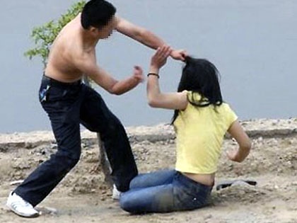 Sống thử mới rõ người yêu “đào mỏ, vũ phu” - 1 Sống thử mới rõ người yêu “đào mỏ, vũ phu”