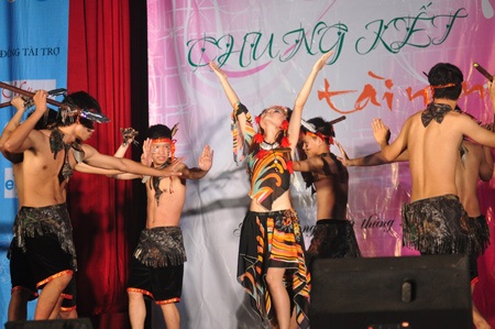 Vũ điệu hoang dã của "cô gái da đỏ” trường Tự nhiên - 4 Vũ điệu hoang dã của cô gái da đỏ” trường Tự nhiên