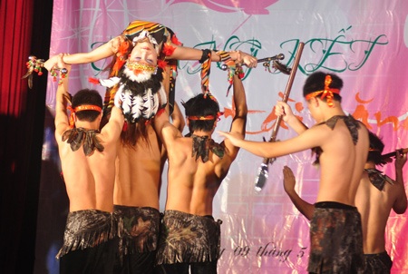 Vũ điệu hoang dã của "cô gái da đỏ” trường Tự nhiên - 2 Vũ điệu hoang dã của cô gái da đỏ” trường Tự nhiên
