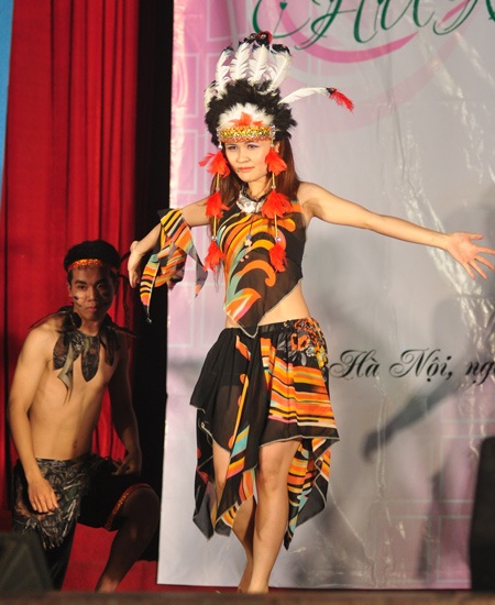 Vũ điệu hoang dã của "cô gái da đỏ” trường Tự nhiên - 3 Vũ điệu hoang dã của cô gái da đỏ” trường Tự nhiên