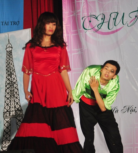 Vũ điệu hoang dã của "cô gái da đỏ” trường Tự nhiên - 11 Vũ điệu hoang dã của cô gái da đỏ” trường Tự nhiên