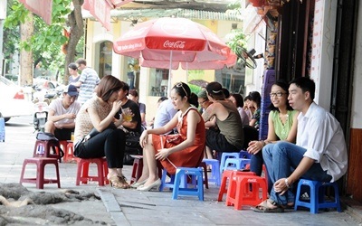 Giới trẻ buôn chuyện gì bên cốc trà chanh?