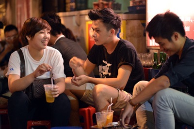 Giới trẻ buôn chuyện gì bên cốc trà chanh?