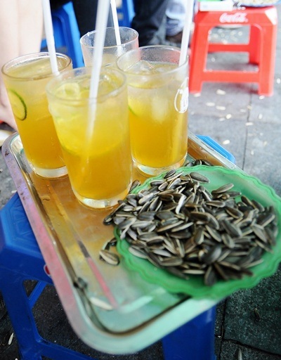 Giới trẻ buôn chuyện gì bên cốc trà chanh?