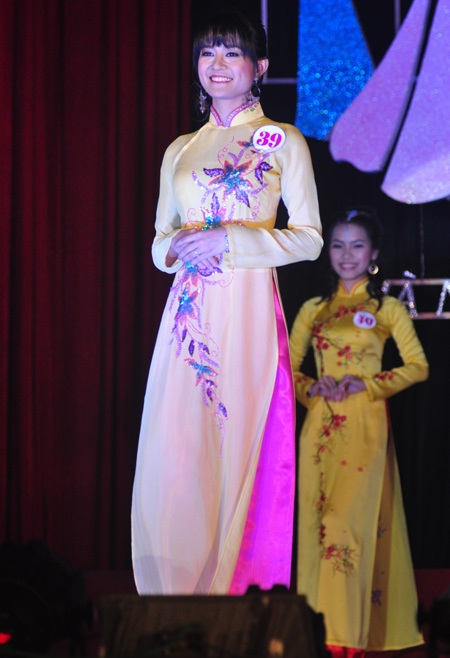 Hoa khôi Tự nhiên đối mặt với “bạo hành”, “sống thử” của SV - 9 Hoa khôi Tự nhiên đối mặt với “bạo hành”, “sống thử” của SV