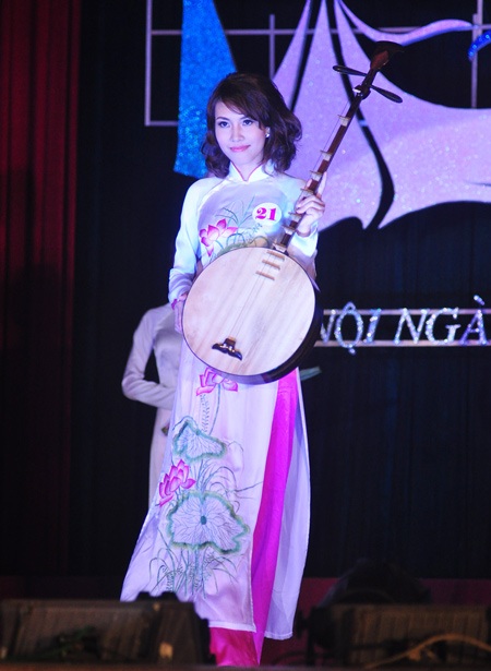 Hoa khôi Tự nhiên đối mặt với “bạo hành”, “sống thử” của SV - 12 Hoa khôi Tự nhiên đối mặt với “bạo hành”, “sống thử” của SV