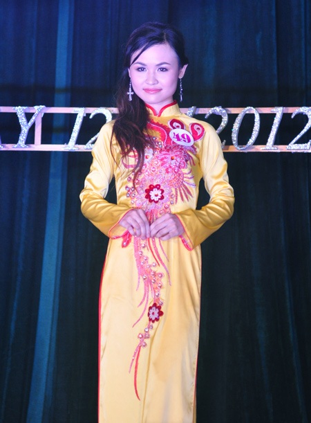 Hoa khôi Tự nhiên đối mặt với “bạo hành”, “sống thử” của SV - 11 Hoa khôi Tự nhiên đối mặt với “bạo hành”, “sống thử” của SV