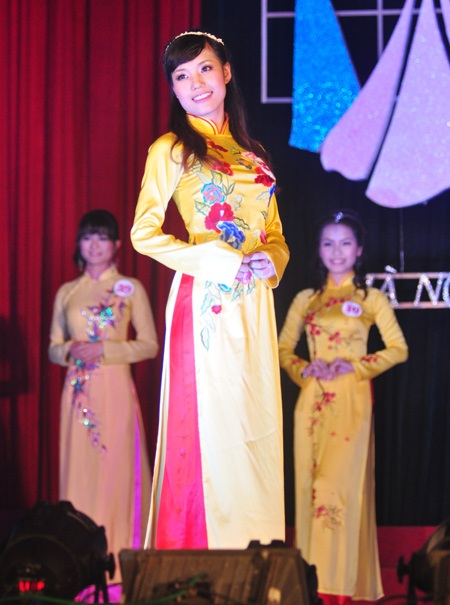 Hoa khôi Tự nhiên đối mặt với “bạo hành”, “sống thử” của SV - 13 Hoa khôi Tự nhiên đối mặt với “bạo hành”, “sống thử” của SV