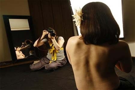 Ôm hận vì lén lút đi chụp ảnh nude - 1 Ôm hận vì lén lút đi chụp ảnh nude