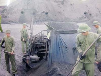 Đêm định mệnh của một quý tử ham chơi - 1 Các trại viên Cơ sở giáo dục Thanh Hà, nơi Sơn đang cải tạo, trong giờ lao động.