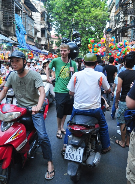 Một vị khách người Pháp len lỏi giữa dòng người tấp nập lúc chiều muộn.