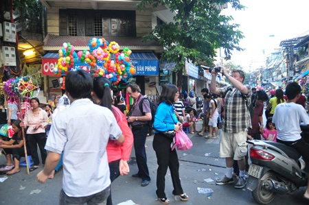 Những vị khách nước ngoài ghi lại bầu không khí tấp nập tại khu phố Trung thu 